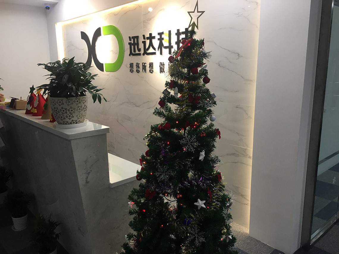 徐浩總經理為員工親自發圣誕節禮物